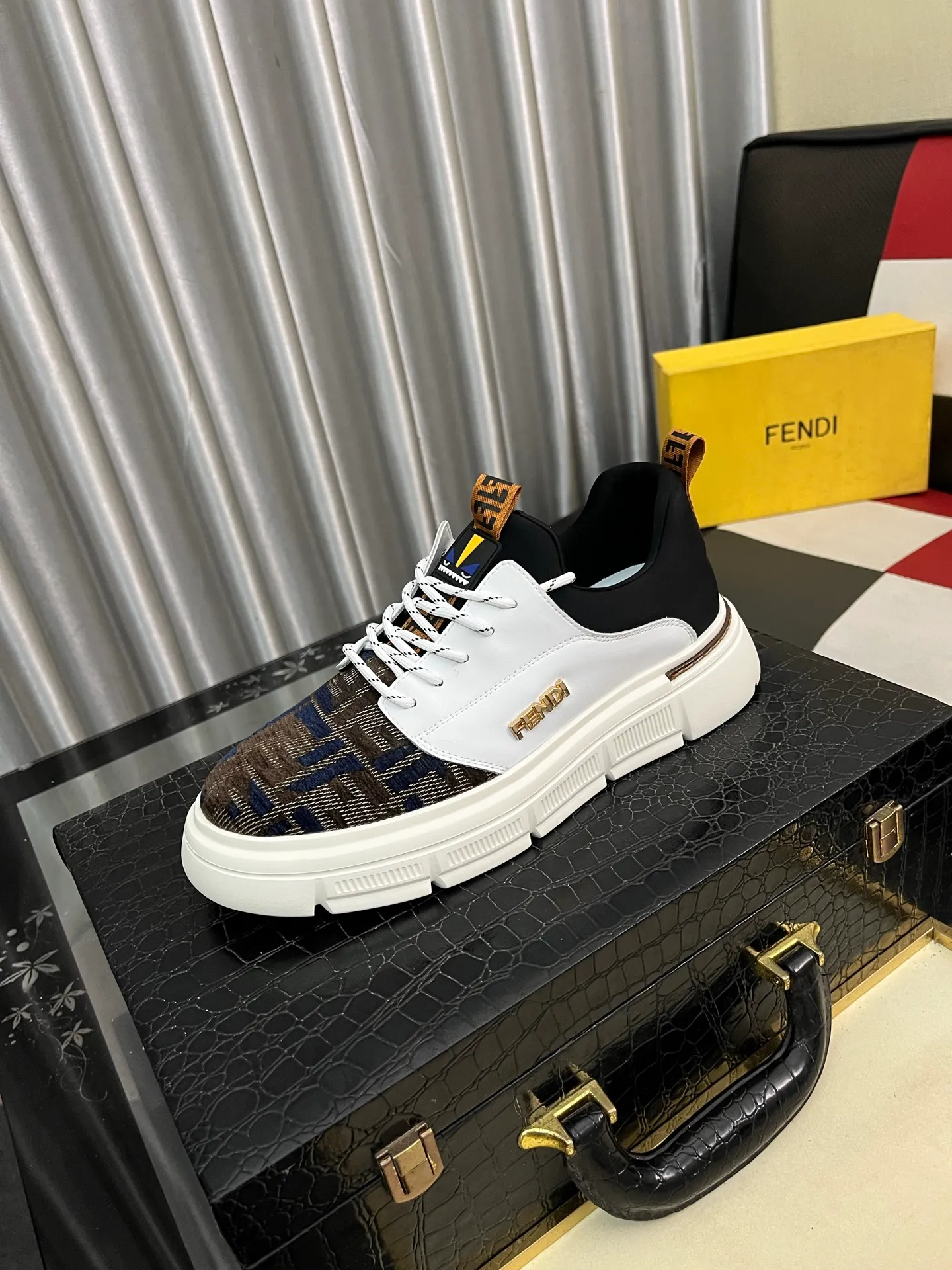 Men's Men's Shoes💰420⌚️⌚️[FENDI] Fendi's classic and comfortable men's, this complex sneaker is made of soft calfskin➕genuine leather lining➕original ultra-light rubber material with rough outsole. This unique light style is suitable for the casual and refined sensibility of this season. It is comfortable and natural on the feet. It is an everyday style for casual travel in autumn and winter! Code number: 38-442️⃣Colors available